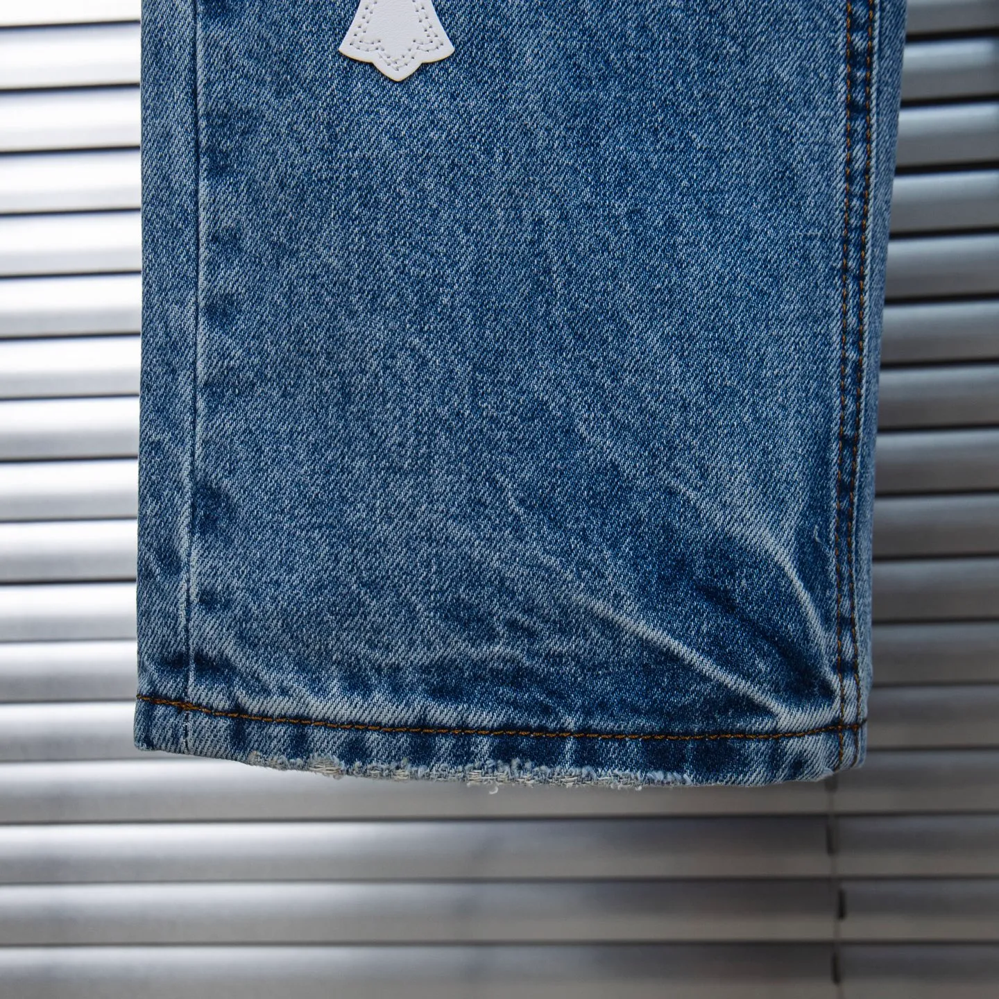 P260 Chrome Hearts Blue Pants Black White Blue Multi-Leather Jeans Top Version Chrome Hearts Jeans with Leather Jeans It is well known that chromehearts jeans use vintage Levis jeans as the base plate for creation. They usually add their own unique silver buckles and silver ornaments, plus leather embellishments. This is what doubles the value of these vintage jeans, because the base plate is Vintage jeans, jeans themselves have become very soft and comfortable after years of baptism, which can be distinguished from ordinary jeans. Regarding the size, you should also refer to the pants data. Style number: 1735# Size: 28 30 32 34 36